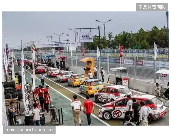 摩纳哥狭窄街道赛道上，AMPVISUALTV依靠多索同步牵引技术，实现了摄像机在建筑物之间的精准穿梭